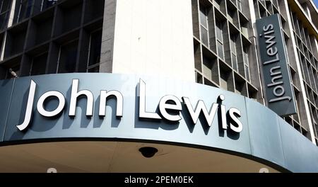 Dateifoto vom 22. März 07/2011 eines John Lewis Stores in der Oxford Street in London. Die John Lewis Partnership hat erklärt, dass sie den Mitarbeitern erst zum zweiten Mal seit 1953, nachdem die Einzelhandelsgruppe einen Verlust erlitten hat, einen Bonus gewähren wird. Der Konzern, der die Kaufhauskette und den Supermarkt Waitrose leitet, verzeichnete bis Januar 28 einen Verlust von £78 Millionen Dollar vor außergewöhnlichen Posten. Ausgabedatum: Donnerstag, 16. März 2023. Stockfoto