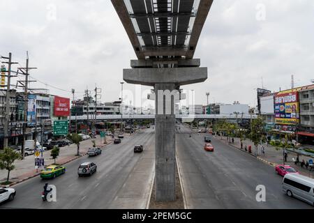 Bangkok, Thailand. 16. März 2023. Ein Blick auf die erhöhte Strecke der gelben MRT-Einschienenbahn, einer neuen öffentlichen Transitlinie von Lat Phrao nach Samrong, mit einem ausgedehnten Abschnitt an der Srinakarin Road. Phase 1 dieses Projekts wird voraussichtlich im Mai 2023 beginnen. Das tägliche Leben rund um die Srinakarin Road, eine Wohngegend in East Bangkok, Thailand. Kredit: Matt Hunt/Neato/Alamy Live News Stockfoto