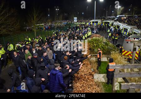 Fans des Police Escort Palace in das Stadion, während sie Brighton Fans vor dem Spiel der Premier League zwischen Brighton & Hove Albion und Crystal Palace im American Express Community Stadium, Brighton , Großbritannien - 15. März 2023 Photo Simon Dack/Tele Images fernhalten Stockfoto