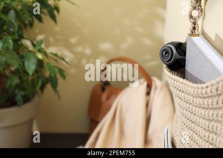 Hängeaufbewahrung mit kleiner versteckter Kamera an der Wand im Raum Stockfoto