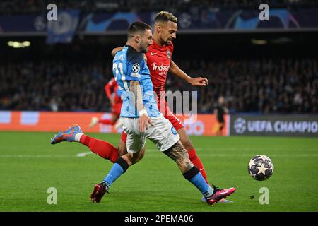 Matteo Politano (Neapel)Djibril SOW (Eintracht Frankfurt) während des Spiels der UEFA Champions League zwischen Neapel 3-0 Eintracht Frankfurt am Diego Maradona Stadion am 125. März 2023 in Neapel, Italien. Kredit: Maurizio Borsari/AFLO/Alamy Live News Stockfoto