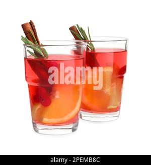 Gläser aromatisches Punchgetränk, isoliert auf Weiß Stockfoto