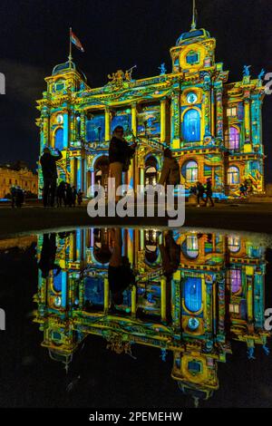 (230316) -- ZAGREB, 16. März 2023 (Xinhua) -- Dieses Foto wurde am 15. März 2023 aufgenommen und zeigt eine Szene während des Lichterfestes am kroatischen Nationaltheater in Zagreb, Kroatien. (Igor Kralj/PIXSELL über Xinhua) Stockfoto
