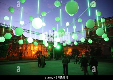 (230316) -- ZAGREB, 16. März 2023 (Xinhua) -- Dieses Foto wurde am 15. März 2023 aufgenommen und zeigt eine Szene während des Lichterfestes am Strossmayer-Platz in Zagreb, Kroatien. (Igor Kralj/PIXSELL über Xinhua) Stockfoto