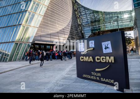 Marseille, Frankreich. 15. März 2023. Hundert linke Aktivisten und Gewerkschaftsmitglieder blockieren den Eingang zum CMA-CGM Tower, um eine bessere Verteilung des Reichtums zu fordern, nachdem das Unternehmen Rekordgewinne bekannt gegeben hatte. Heute, am Tag des nationalen Protests gegen die Rentenreform der Regierung von Ministerpräsident Elisabeth Borne, organisierten Gruppen von Demonstranten gezielte Aktionen gegen Wirtschaftssymbole in Marseille (Frankreich). Kredit: SOPA Images Limited/Alamy Live News Stockfoto