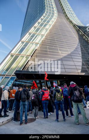 Marseille, Frankreich. 15. März 2023. Hundert linke Aktivisten und Gewerkschaftsmitglieder blockieren den Eingang zum CMA-CGM Tower, um eine bessere Verteilung des Reichtums zu fordern, nachdem das Unternehmen Rekordgewinne bekannt gegeben hatte. Heute, am Tag des nationalen Protests gegen die Rentenreform der Regierung von Ministerpräsident Elisabeth Borne, organisierten Gruppen von Demonstranten gezielte Aktionen gegen Wirtschaftssymbole in Marseille (Frankreich). Kredit: SOPA Images Limited/Alamy Live News Stockfoto