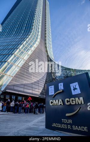 Marseille, Frankreich. 15. März 2023. Hundert linke Aktivisten und Gewerkschaftsmitglieder blockieren den Eingang zum CMA-CGM Tower, um eine bessere Verteilung des Reichtums zu fordern, nachdem das Unternehmen Rekordgewinne bekannt gegeben hatte. Heute, am Tag des nationalen Protests gegen die Rentenreform der Regierung von Ministerpräsident Elisabeth Borne, organisierten Gruppen von Demonstranten gezielte Aktionen gegen Wirtschaftssymbole in Marseille (Frankreich). Kredit: SOPA Images Limited/Alamy Live News Stockfoto