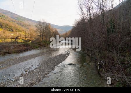 Ein kleiner Fluss, der durch die Landschaft fließt, Bartin, Türkei Stockfoto