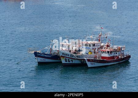 Drei Fischerboote liegen zusammen im Hafen von Valparaiso in Chile vor. Bunte Boote. Zum UNESCO-Weltkulturerbe gehörender Hafen. Stockfoto