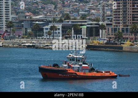 Ein mächtiger Red Tug im Hafen von Valparaiso in Chile. Tugs sind wichtig, da Valparaiso der wichtigste Passagier- und Containerhafen in Chile ist. Stockfoto