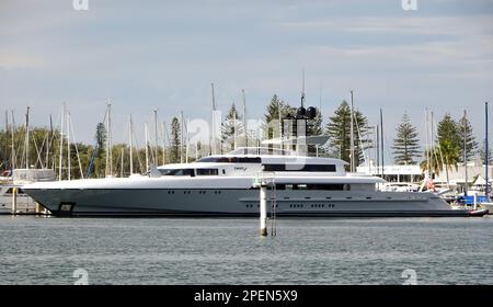 73 Meter lange Superyatch, „Dragonfly“, im Besitz des Google-Mitbegründers Sergey Brin, im Southport Yatch Club, Gold Coast, Australien, Juli 2020. Stockfoto