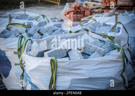 Raffia großer Sack voller Granitpflastersteine. Baustoffkonzept Stockfoto