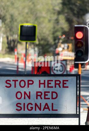 Ampeln an Straßenarbeiten auf der Landstraße in SE Queensland, Australien. Rote Ampel und Schild mit Stopport. Geschwindigkeitsschild für 40 km/h Stockfoto