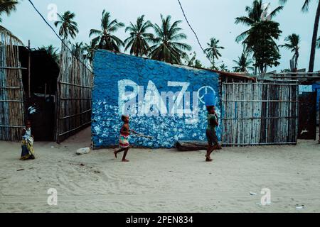 Blaue Mauer mit dem Wort paz bedeutet Frieden in cabo delgado, pemba Mosambik Stockfoto