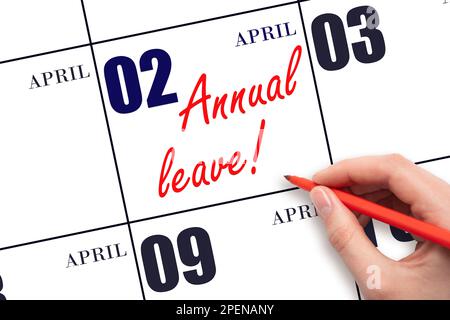 2. April-Tag. Handschriftlich den Text JAHRESURLAUB schreiben und die Sonne am Kalendertag April 2 zeichnen. Merken Sie sich das Datum vor. Zeit für die Feiertage. Urlaub Stockfoto