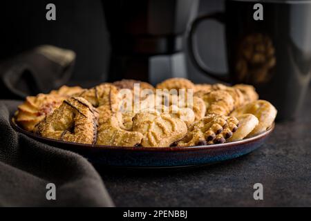 Verschiedene Kekse. Süße Kekse auf dem Teller. Stockfoto