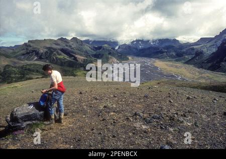 Walker auf Valahnukur mit Thorsmork im Hintergrund. Stockfoto