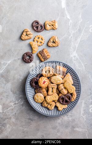 Verschiedene Kekse. Süße Kekse auf dem Teller. Draufsicht. Stockfoto