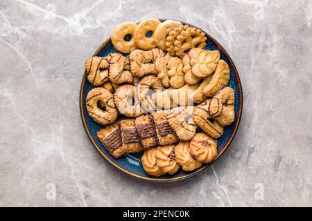Verschiedene Kekse. Süße Kekse auf dem Teller. Draufsicht. Stockfoto