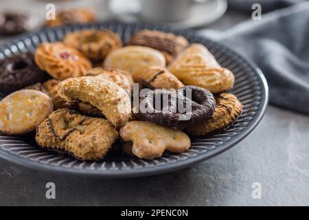 Verschiedene Kekse. Süße Kekse auf dem Teller. Stockfoto