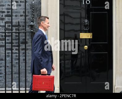 Jeremy Hunt MP (Con: South West Surry) Schatzkanzler, verlässt Downing Street, um sein erstes Budget am 15. März 2023 zu erfüllen Stockfoto