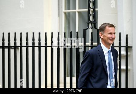 Jeremy Hunt MP (Con: South West Surry) Schatzkanzler, verlässt Downing Street, um sein erstes Budget am 15. März 2023 zu erfüllen Stockfoto