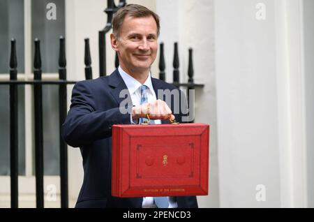 Jeremy Hunt MP (Con: South West Surry) Schatzkanzler, verlässt Downing Street, um sein erstes Budget am 15. März 2023 zu erfüllen Stockfoto