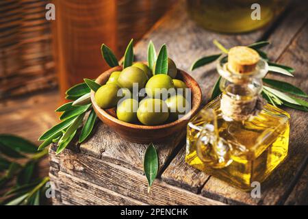 Bild von Oliven und Olivenöl in rustikalem Stil, Stille Leben Stockfoto