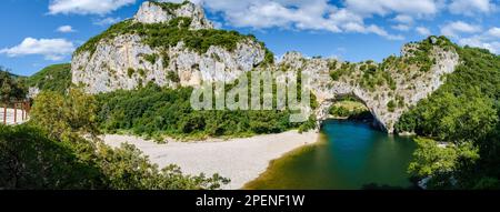 Ardeche France Pont d Arc, Ardeche Frankreich, Blick auf den Naturbogen im Vallon Pont d'Arc im Ardeche Canyon in Frankreich Europa Rhone Alps Dordogne Stockfoto