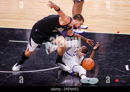 Los Angeles, Usa. 15. März 2023. Los Angeles Clippers Center Ivica Zubac (L) und Golden State Warriors Forward Draymond Green (R) wetteifern während eines NBA-Basketballspiels um den Ball in der Crypto.com Arena, Sonntag, 15. März 2023, in Los Angeles. Kredit: SOPA Images Limited/Alamy Live News Stockfoto