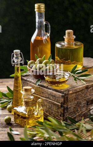 Extra natives, gesundes Olivenöl mit frischen Oliven, Stille Lebenszusammensetzung im rustikalen Stil Stockfoto