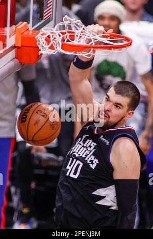 Los Angeles, Usa. 15. März 2023. Das Los Angeles Clippers Center Ivica Zubac (L) taucht bei einem NBA-Basketballspiel in der Crypto.com Arena in Los Angeles gegen die Golden State Warriors auf. Kredit: SOPA Images Limited/Alamy Live News Stockfoto