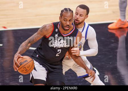 Los Angeles Clippers Forward Kawhi Leonard (L) wird während eines NBA-Basketballspiels in der Crypto.com Arena in Los Angeles vom Golden State Warriors Guard Stephen Curry (R) verteidigt. (Foto: Ringo Chiu / SOPA Images / Sipa USA) Stockfoto