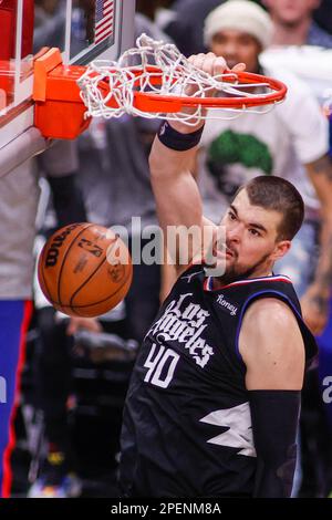 Das Los Angeles Clippers Center Ivica Zubac (L) taucht bei einem NBA-Basketballspiel in der Crypto.com Arena in Los Angeles gegen die Golden State Warriors auf. (Foto: Ringo Chiu / SOPA Images / Sipa USA) Stockfoto