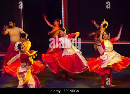 Neu-Delhi, Indien. 15. März 2023. Indische Künstler führen während der Eröffnungszeremonie der IBA World Women's Boxing Championships 2023 in Neu Delhi, Indien, am 15. März 2023 traditionellen Tanz auf. Kredit: Javed Dar/Xinhua/Alamy Live News Stockfoto