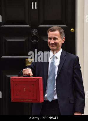 Kanzler DES Finanzministeriums JEREMY HUNT hält eine rote Kiste, wenn er die Downing Street 11 verlässt, um seinen Frühjahrshaushalt dem Parlament vorzulegen. Stockfoto