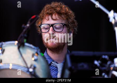 Public Service Broadcasting, Wrigglesworth in diesem Bild, tritt auf der Hauptbühne des Together People 2015 Festivals auf, Preston Park, London Road, Brighton, East Sussex, UK. 6. September 2015 Stockfoto