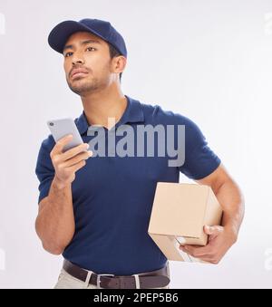Zustellung, E-Commerce und Kurier mit einem Telefon, das über MAP mit einer mobilen App im Internet, im Internet oder auf der Website navigiert. Kiste, Paket und Mann Arbeiter Stockfoto