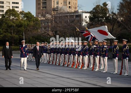 Tokio, Japan. 16. März 2023. Der britische Verteidigungsminister Ben Wallace (3. l) inspiziert eine Ehrenwache vor einem bilateralen Treffen mit dem japanischen Verteidigungsminister Yasukazu Hamada (L) in Tokio. Japan veranstaltet die Treffen mit Großbritannien und Italien vor dem Hintergrund wachsender regionaler Spannungen. (Foto: Takashi Aoyama/Getty Images/POOL/SOPA Images/Sipa USA) Guthaben: SIPA USA/Alamy Live News Stockfoto