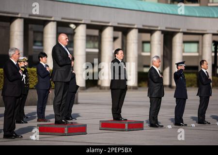 Tokio, Japan. 16. März 2023. Der italienische Verteidigungsminister Guido Crosetto (3. l) inspiziert eine Ehrengarde vor einem bilateralen Treffen mit dem japanischen Verteidigungsminister Yasukazu Hamada (C) in Tokio. Japan veranstaltet die Treffen mit Großbritannien und Italien vor dem Hintergrund wachsender regionaler Spannungen. (Foto: Takashi Aoyama/Getty Images/POOL/SOPA Images/Sipa USA) Guthaben: SIPA USA/Alamy Live News Stockfoto