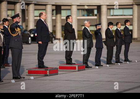 Tokio, Japan. 16. März 2023. Der britische Verteidigungsminister Ben Wallace (3. l) inspiziert eine Ehrenwache vor einem bilateralen Treffen mit dem japanischen Verteidigungsminister Yasukazu Hamada (C) in Tokio. Japan veranstaltet die Treffen mit Großbritannien und Italien vor dem Hintergrund wachsender regionaler Spannungen. Kredit: SOPA Images Limited/Alamy Live News Stockfoto