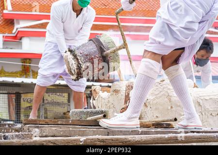 Nonthaburi, Thailand - 17. AUG 2019 - Gießen von Thonglor Buddha Statuen im Samian Nari Tempel in Chatuchak, Bangkok, Thailand. Stockfoto