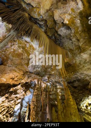 Kalksteinhöhlenformationen. Karaca Höhle. Wichtige touristische Höhlenziele in der Türkei. Torul, Gumushane, Türkei Stockfoto