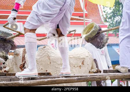 Nonthaburi, Thailand - 17. AUG 2019 - Gießen von Thonglor Buddha Statuen im Samian Nari Tempel in Chatuchak, Bangkok, Thailand. Stockfoto