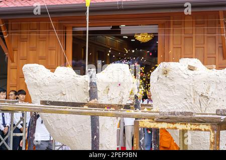 Nonthaburi, Thailand - 17. AUG 2019 - Gießen von Thonglor Buddha Statuen im Samian Nari Tempel in Chatuchak, Bangkok, Thailand. Stockfoto
