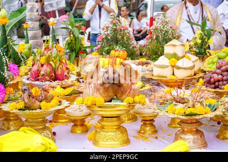 Nonthaburi, Thailand - 17. AUG 2019 - Gießen von Thonglor Buddha Statuen im Samian Nari Tempel in Chatuchak, Bangkok, Thailand. Stockfoto