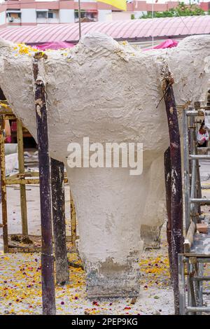 Nonthaburi, Thailand - 17. AUG 2019 - Gießen von Thonglor Buddha Statuen im Samian Nari Tempel in Chatuchak, Bangkok, Thailand. Stockfoto