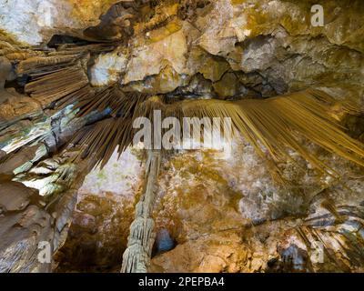 Kalksteinhöhlenformationen. Karaca Höhle. Wichtige touristische Höhlenziele in der Türkei. Torul, Gumushane, Türkei Stockfoto