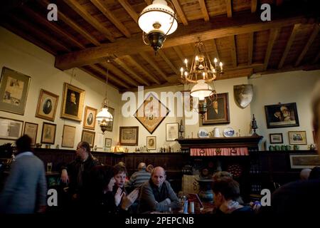 Inneneinrichtung des Cafe Vlissinghe, Blekersstraat 2, Sint-Annakwartier, Brügge, Belgien: Der älteste Pub in Brügge, ca. 1515 Stockfoto