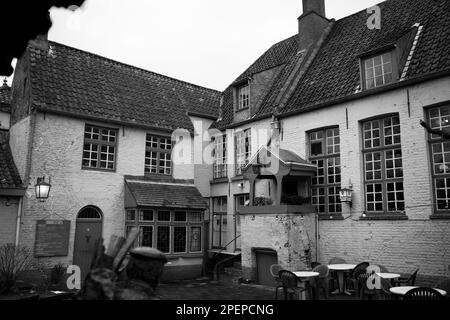 Biergarten des Cafe Vlissinghe, Blekersstraat 2, Sint-Annakwartier, Brügge, Belgien: Der älteste Pub in Brügge, ca. 1515. Schwarz-Weiß-Version. Stockfoto